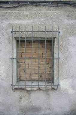 Terk edilmiş bir evin tahta kaplı penceresinin arka planı.