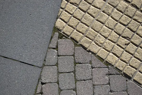 Bir kaldırımın kaldırım taşı döşemesi.