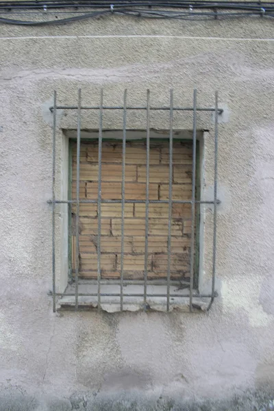 Terk edilmiş bir evin tahta kaplı penceresinin arka planı.