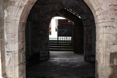 Antik taş ve karanlık geçit