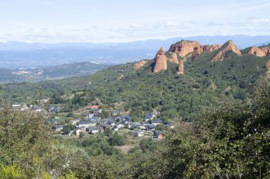 Panoramik manzara ve Las Mdulas kasabası, Len, İspanya.