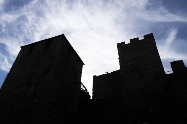 Bulutlu bir gökyüzünde duvarların siyah silueti