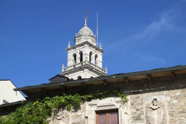 İspanya, Ponferrada 'daki Encina Kilisesi' nin çan kulesi.