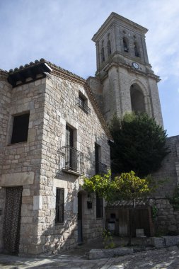 Pampliega, İspanya 'da çan kulesi ve taşra evleri olan kilise.