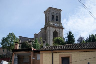 İspanya, Pampliega Kilisesi 'nin manzarası şehrin sokaklarından