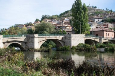 Pampliega, Burgos 'ta (İspanya) nehrin yanındaki parktan köprü manzarası)