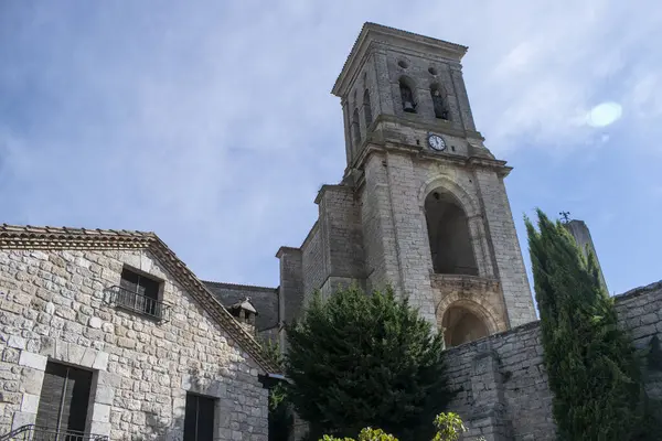 Pampliega, İspanya 'da çan kulesi ve taşra evleri olan kilise.