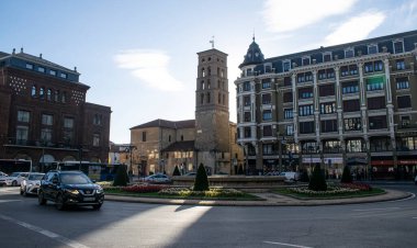 Leon, İspanya 'da tuğla kilise çan kulesi olan meydan