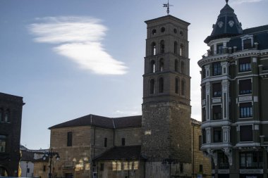 Leon, İspanya 'da tuğla kilise çan kulesi olan meydan
