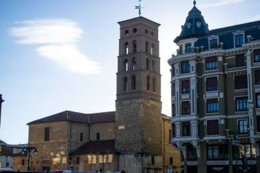 Leon, İspanya 'da tuğla kilise çan kulesi olan meydan