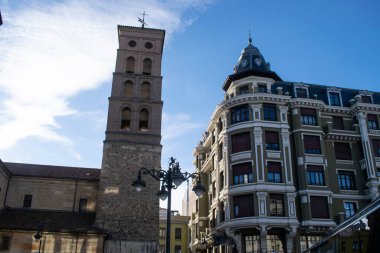 Leon, İspanya 'da tuğla kilise çan kulesi olan meydan