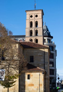 Leon, İspanya 'da çan kulesi olan eski bir kilise.