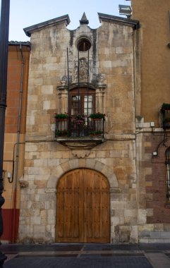 Taş bir saraya giriş.