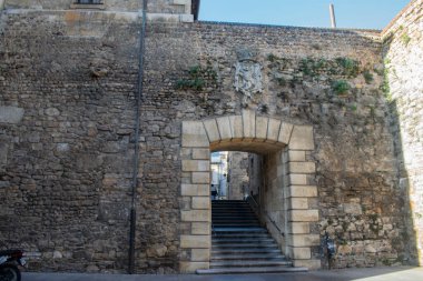 Len, İspanya 'nın kuleleri, girişleri ve duvarları