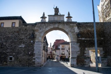 Len, İspanya 'nın kuleleri, girişleri ve duvarları