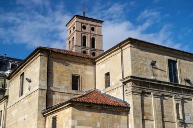 Leon, İspanya 'da çan kulesi olan eski bir kilise.