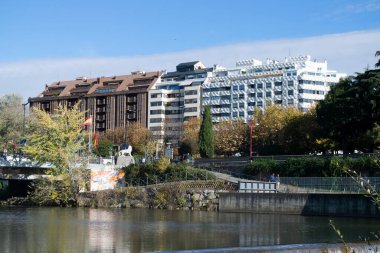 Leon, İspanya 'da nehirden yansıyan dairelerin panoramik görüntüsü