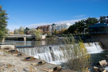 Leon, İspanya sokaklarında şelaleli bir nehir.