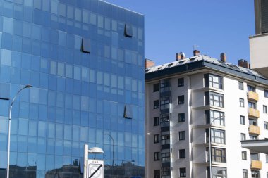 Len, İspanya 'da modern cam bina ve apartman blokları