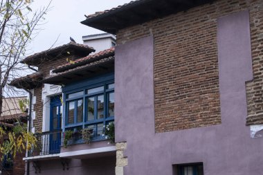 Leon 'da eski bir ev, İspanya tuğla ve mavi balkondan yapılmıştır.