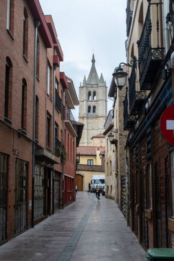 İspanya, Leon Katedrali 'nin çan kulesi tarihi merkezin sokaklarında görüldü.