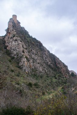 Burgos, Poza de la Sal 'deki şato kulesiyle sonbahar manzarası