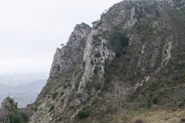 Burgos, Poza de la Sal 'da bulutlu bir günde kireçtaşı dağ manzarası