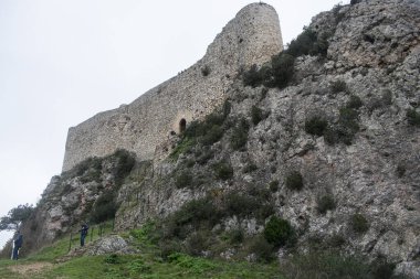 Bulutlu bir günde Poza de la Sal Şatosu (Burgos) bir dağda