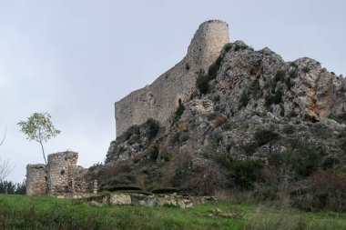Bulutlu bir günde Poza de la Sal Şatosu (Burgos) bir dağda