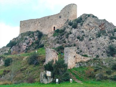 Bulutlu bir günde Poza de la Sal Şatosu (Burgos) bir dağda