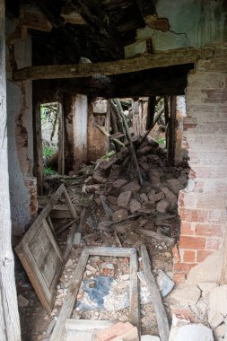 Yıkılmış ve yıkılmış eski bir kır evi.