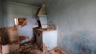 Yıkılmış ve yıkılmış eski bir kır evi.