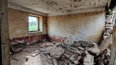 Yıkılmış ve yıkılmış eski bir kır evi.