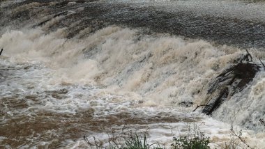 Burgos, İspanya 'da yağmurlu bir günde sağanak yağış nedeniyle nehir taşar