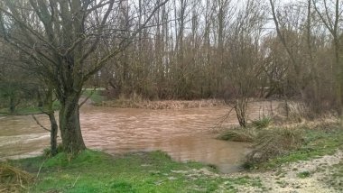 Burgos, İspanya 'da yağmurlu bir günde sağanak yağış nedeniyle nehir taşar
