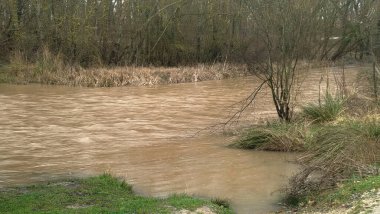 Burgos, İspanya 'da yağmurlu bir günde sağanak yağış nedeniyle nehir taşar