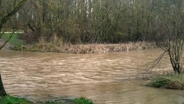 Burgos, İspanya 'da yağmurlu bir günde sağanak yağış nedeniyle nehir taşar