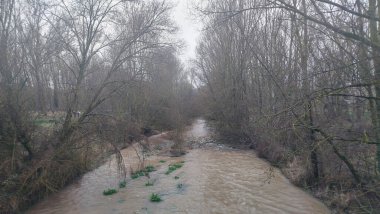 Burgos, İspanya 'da yağmurlu bir günde sağanak yağış nedeniyle nehir taşar
