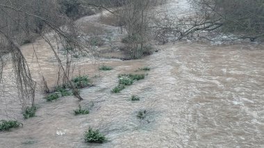 Burgos, İspanya 'da yağmurlu bir günde sağanak yağış nedeniyle nehir taşar
