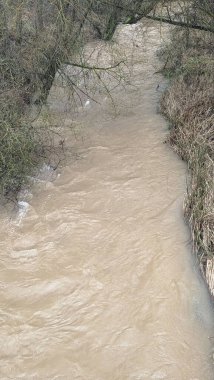 Burgos, İspanya 'da yağmurlu bir günde sağanak yağış nedeniyle nehir taşar