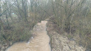 Burgos, İspanya 'da yağmurlu bir günde sağanak yağış nedeniyle nehir taşar