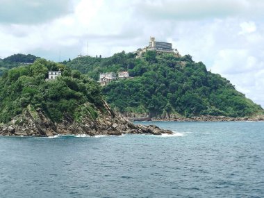 San Sebastin kıyıları (Guipuzca) bulutlu bir günde