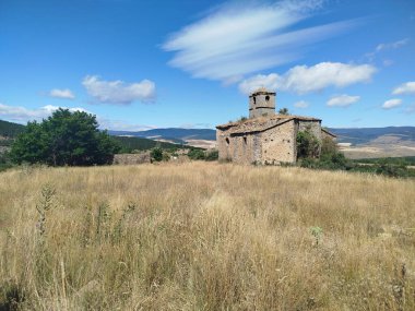 Terk edilmiş Aldealcardo Köyü Kilisesi (Soria)
