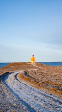 Karda eski ahşap deniz feneri