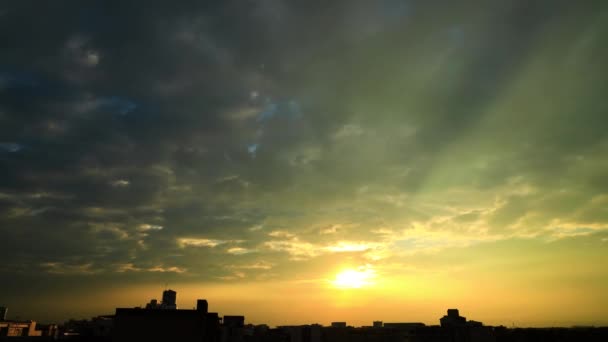Дивовижне Обертання Світла Ісуса Над Містом Під Час Сходу Сонця — стокове відео