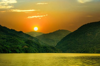 Güneşin doğuşunda güzel dağ manzarası renkli gökyüzü bulutu sahnesi ve altın göl manzarası manzaralı bir manzara oluşturur. Zengwen Reservoir, Tainan, Tayvan 'da yüksek kaliteli fotoğraf. Markalaşmada, kartpostallarda, ekran koruyucularında, web sitelerinde vb..