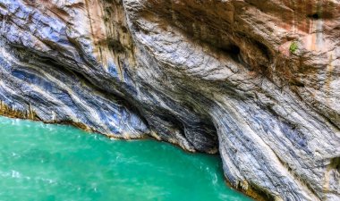 Taroko National Scenic Area 'daki derin vadi sahnesinde tuhaf şekillere ve açık dokulara sahip mermer nehir kıyısı, Xiulin Kasabası, Hualien County, Tayvan' da fotoğraflandı. Markalaşma, takvim, kartpostal, ekran koruyucusu, duvar kağıdı, poster, afiş, web sitesi.