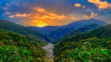 Yuvarlanan dağ, gün doğumu gökyüzü ve dolambaçlı vadi çim manzarası uçsuz bucaksız bir manzara oluşturuyor. Baolai, Kaohsiung City, Tayvan 'da yüksek kaliteli fotoğraf. Markalaşma, takvim, kartpostal, ekran tasarrufu, duvar kağıdı, poster, afiş, kapak, web sitesinde kullanın.