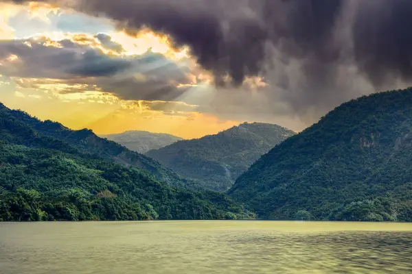 Renyitan Reservoir 'da güzel manzara ve muhteşem göl manzarası, Chiayi City, Tayvan' da kaliteli fotoğraf çekimi. Damgalama, takvim, kartpostal, ekran tasarrufu, duvar kağıdı, poster, afiş, kapak, web sitesi için..