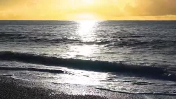 Vlny Narážející Vítr Při Malebném Západu Slunce Divoký Převalující Pohled — Stock video